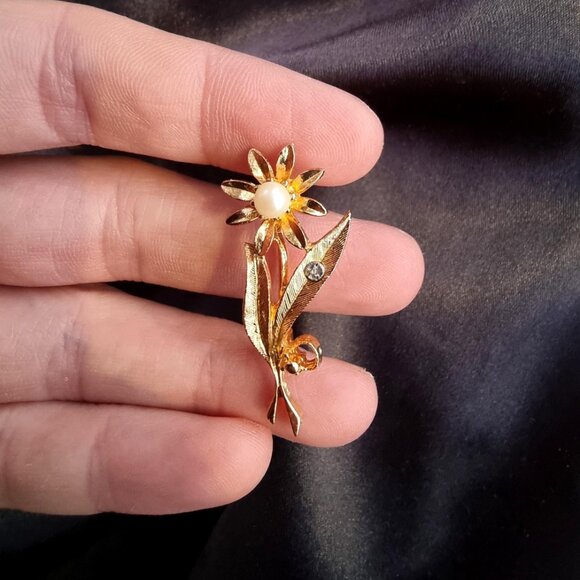 Vintage Gold Toned Flower with Clear Crystal and Faux Pearl Brooch Pin - Picture 4 of 5